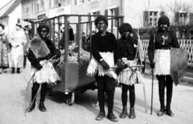 Fröhlicher Rassismus: eine Stockacher Schülergruppe hat sich 1938 als afrikanische Wilde verkleidet.<span class='image-autor'>Foto: Stadtarchiv Stockach_Rfb21</span>