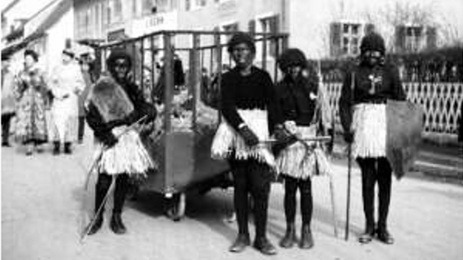 Fröhlicher Rassismus: eine Stockacher Schülergruppe hat sich 1938 als afrikanische Wilde verkleidet.Foto: Stadtarchiv Stockach_Rfb21