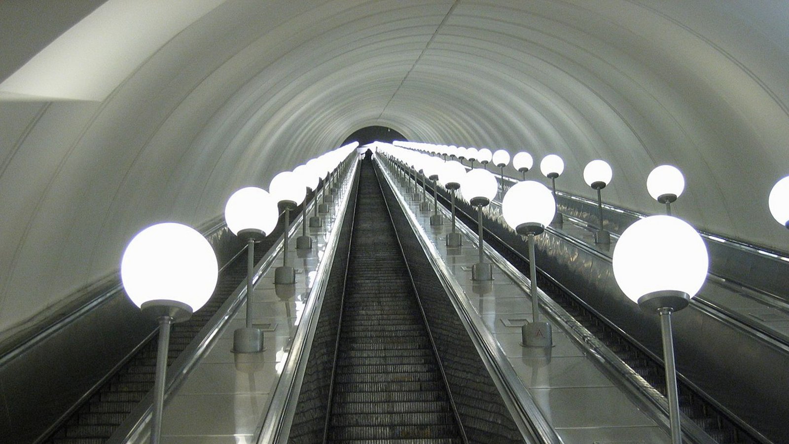 Diese U-Bahnsteige befinden sich 84 Meter unter der Erde, was den Metro Park Pobedy zur gegenwärtig am tiefsten gelegenen Station im Moskauer Metronetz macht. Die Rolltreppen sind 126 Meter lang und waren die längsten zusammenhängenden Rolltreppen der Welt, bis sie 2011 von den Rolltreppen der Station Admiralteiskaja der Metro Sankt Petersburg mit 137 Metern übertroffen wurden.Foto: Wikipedia commons/A. Savin CC BY-SA 3.0 Diese U-Bahnsteige befinden sich 84 Meter unter der Erde, was den Metro Park Pobedy zur gegenwärtig am tiefsten gelegenen Station im Moskauer Metronetz macht. Die Rolltreppen sind 126 Meter lang und waren die längsten zusammenhängenden Rolltreppen der Welt, bis sie 2011 von den Rolltreppen der Station Admiralteiskaja der Metro Sankt Petersburg mit 137 Metern übertroffen wurden.Foto: Wikipedia commons/A. Savin CC BY-SA 3.0