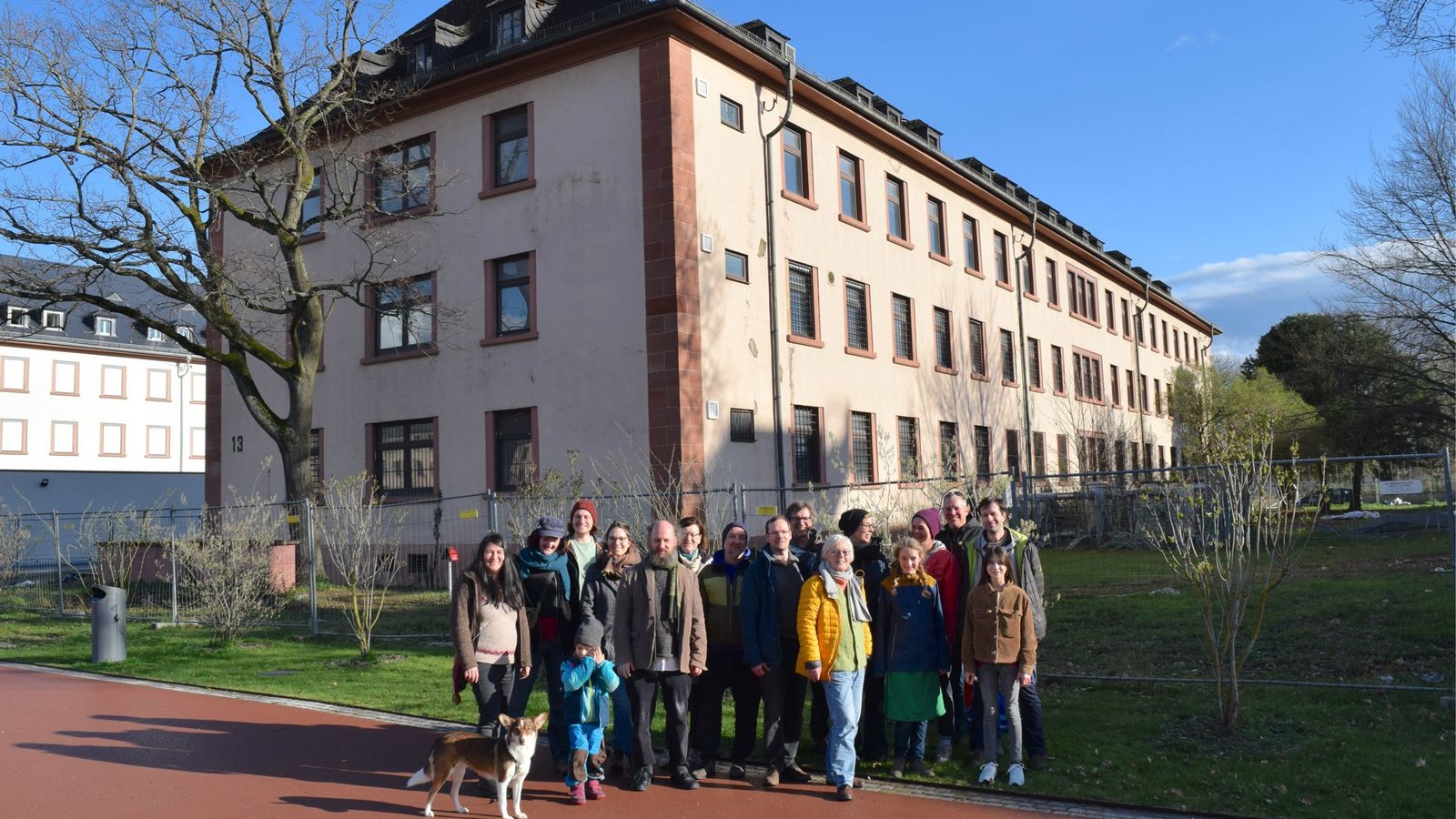 Einige der Parasol-Mitstreiter vor ihrem Haus in der Heidelberger Südstadt, einem ehemaligen Bürogebäude auf dem Gelände der früheren US-Kaserne. Foto: Parasol GmbHFoto: &nbsp;