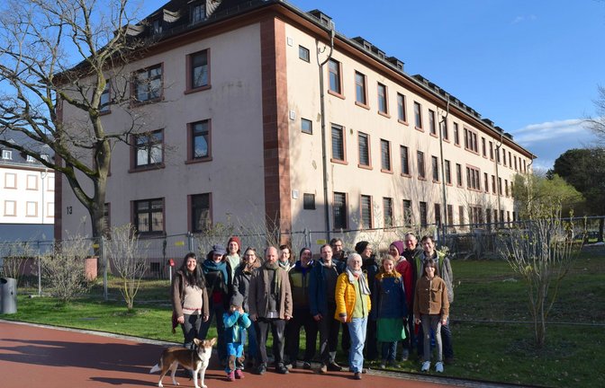 Einige der Parasol-Mitstreiter vor ihrem Haus in der Heidelberger Südstadt, einem ehemaligen Bürogebäude auf dem Gelände der früheren US-Kaserne. Foto: Parasol GmbH<span class='image-autor'>Foto: &nbsp;</span>