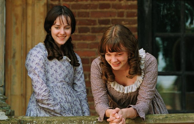 Jena Malone (l.) und Carey Mulligan spielen die Schwestern Lydia und Kitty Bennet.<span class='image-autor'>Foto: IMAGO / EntertainmentPictures</span>