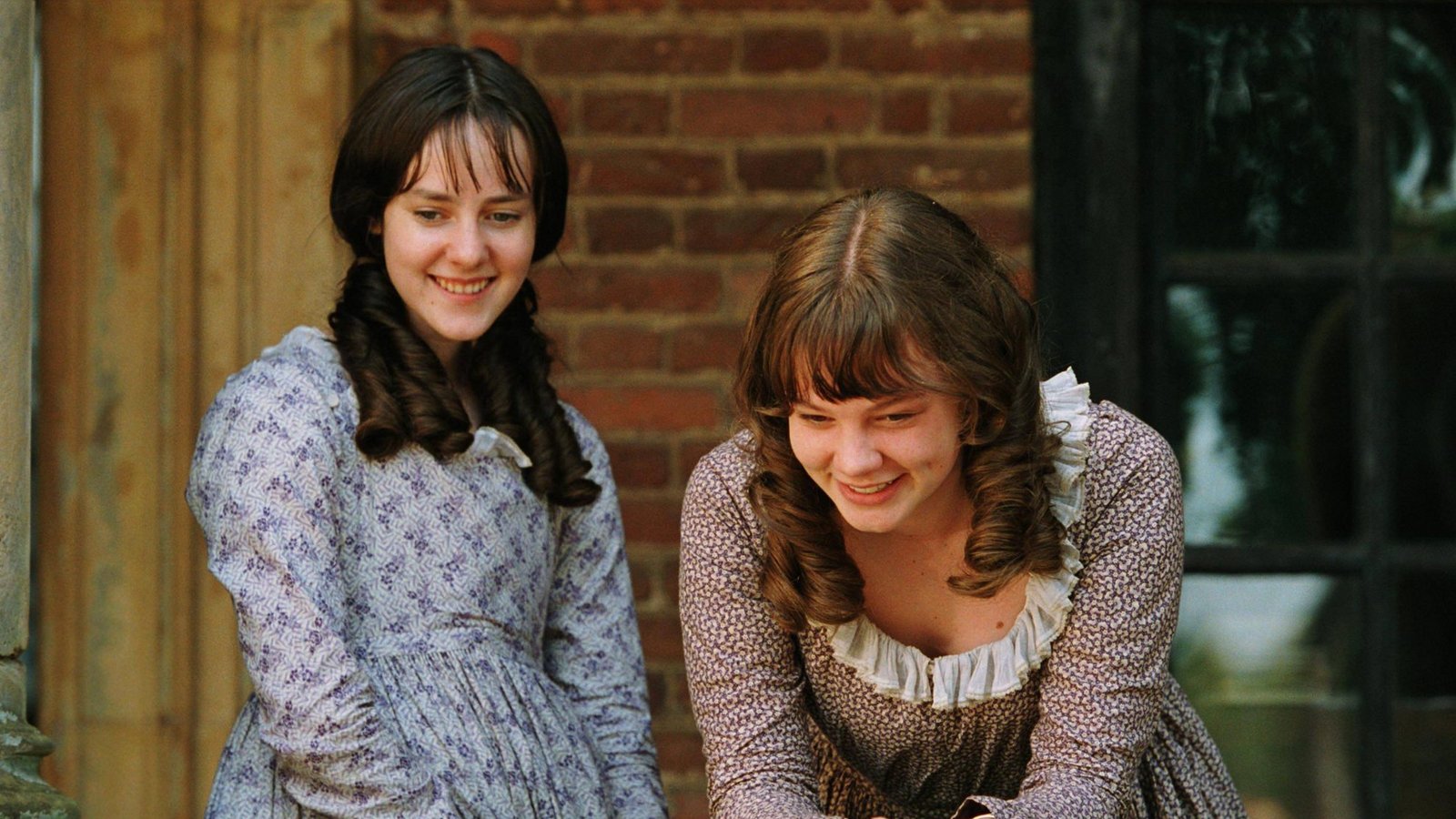 Jena Malone (l.) und Carey Mulligan spielen die Schwestern Lydia und Kitty Bennet.Foto: IMAGO / EntertainmentPictures