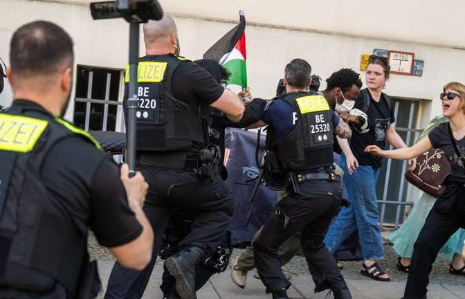 Polizisten nehmen am Campus Nord der Humboldt-Universität (HU) einen Aktivisten in Gewahrsam (Archivfoto).<span class='image-autor'>Foto: dpa/Christophe Gateau</span>