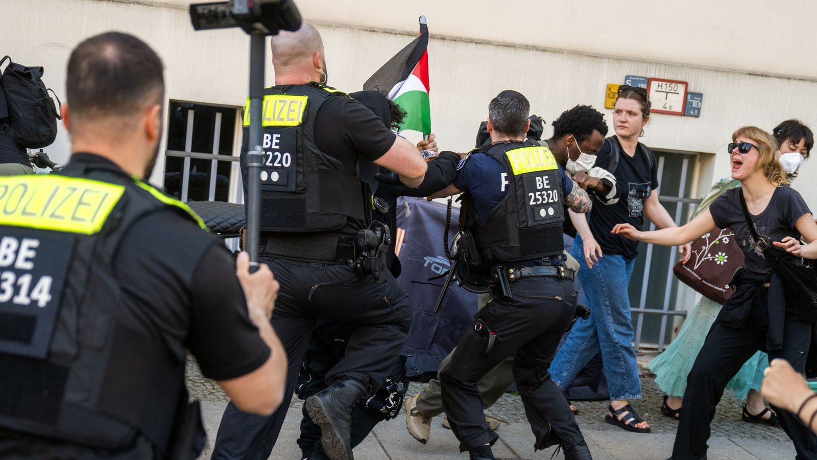 Polizisten nehmen am Campus Nord der Humboldt-Universität (HU) einen Aktivisten in Gewahrsam (Archivfoto).Foto: dpa/Christophe Gateau Polizisten nehmen am Campus Nord der Humboldt-Universität (HU) einen Aktivisten in Gewahrsam (Archivfoto).Foto: dpa/Christophe Gateau