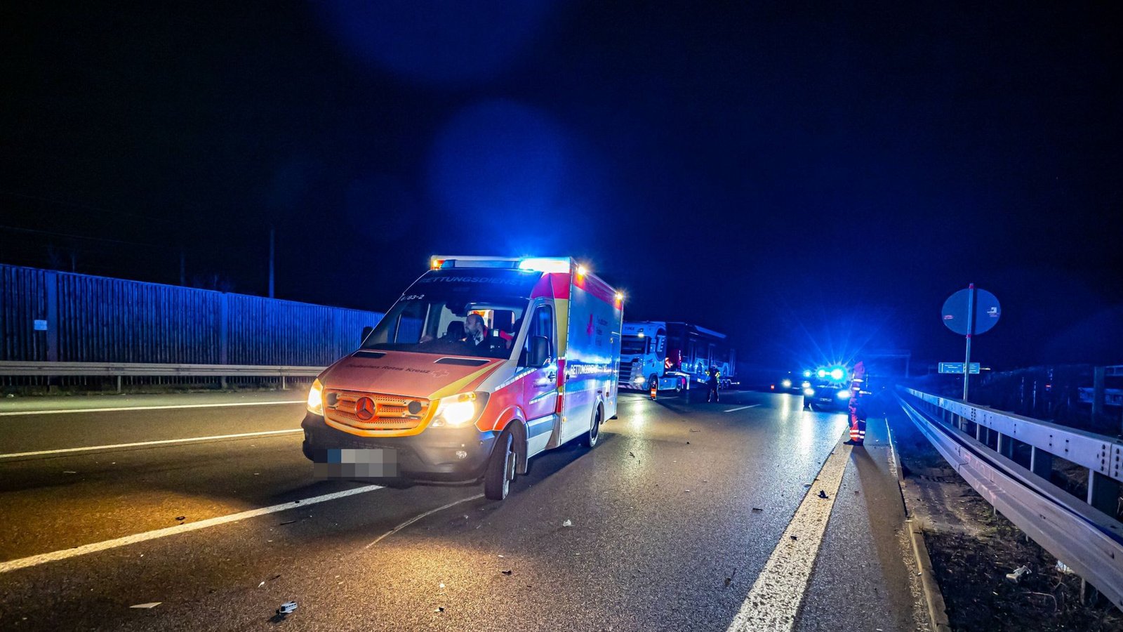 Rettungskräfte brachten den Fahrer ins Krankenhaus.Foto: 7aktuell.de/Alexander Hald