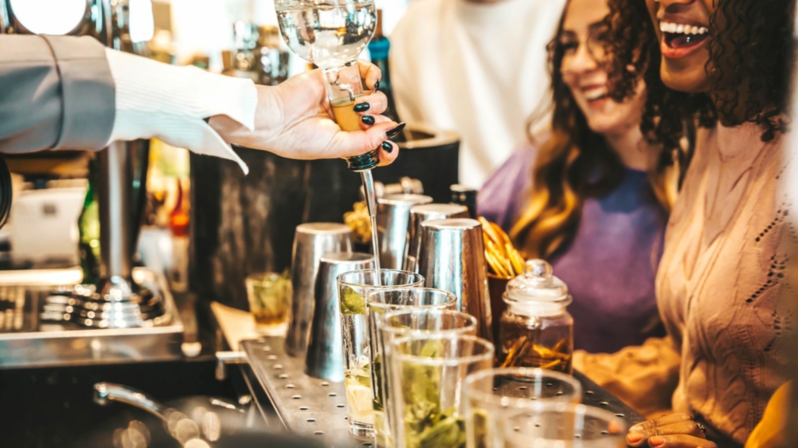 Der Batanga wird als der Trend-Cocktail 2024 gehandelt. (Symbolbild)Foto: DavideAngelini/ Shutterstock Der Batanga wird als der Trend-Cocktail 2024 gehandelt. (Symbolbild)Foto: DavideAngelini/ Shutterstock