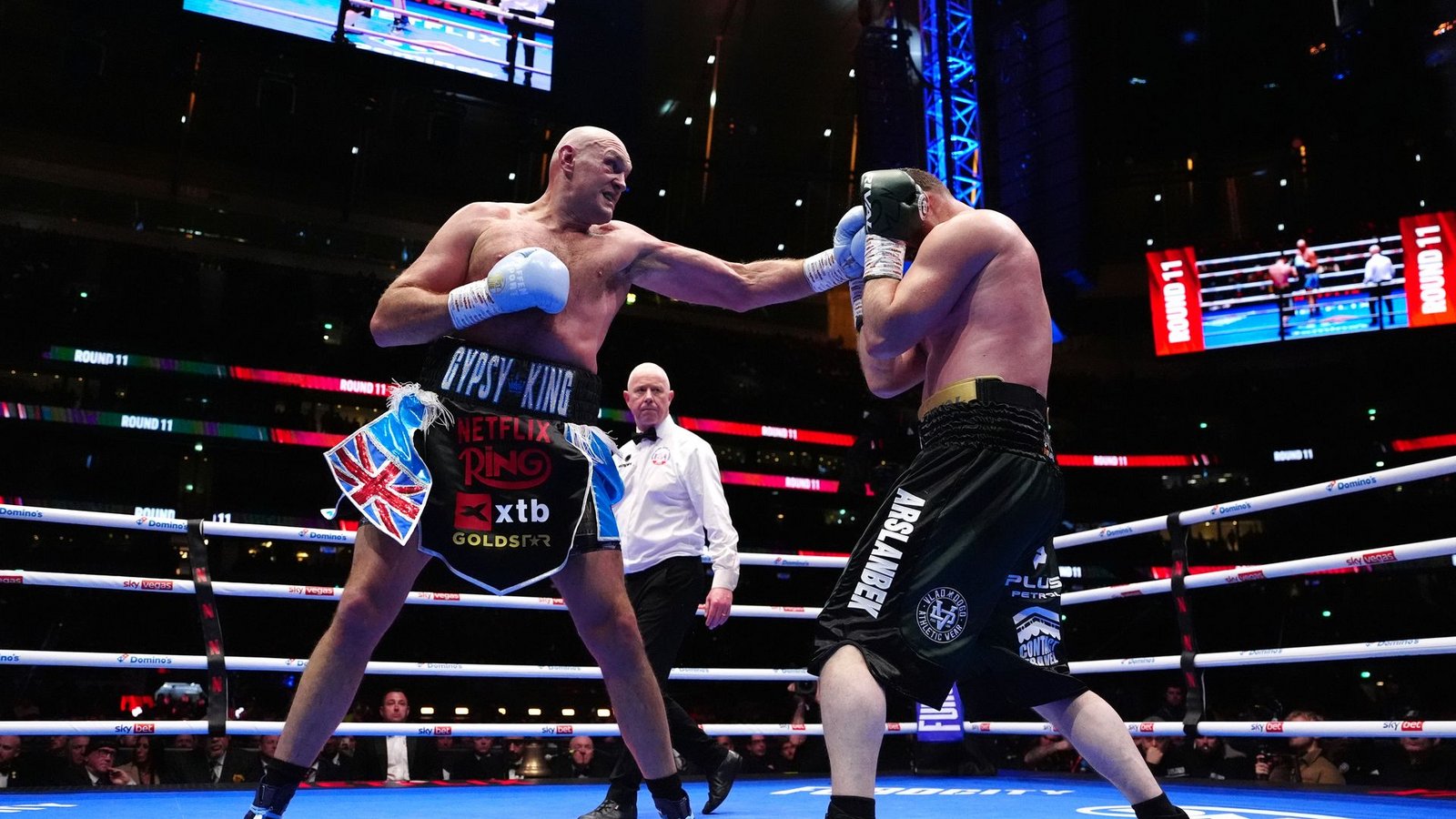 Ungefährdeter Sieg: Tyson Fury (l) im Ring gegen Arslanbek Machmudow.Foto: Bradley Collyer/PA Wire/dpa