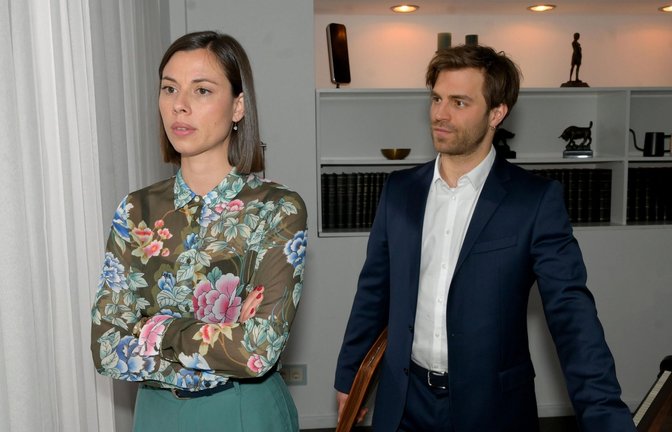 Julian (Onno Buß) tut es leid, dass Matilda (Anna-Katharina Fecher) bei Gerner weiterhin in der zweiten Reihe steht.<span class='image-autor'>Foto: RTL / Rolf Baumgartner</span>