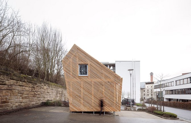 Tiny House als Forschungsobjekt – geplant und entworfen von Studierenden der Hochschule Coburg – geht an den Start. In Stuttgart sollen 2023 „mobile Wohnmodule“ auf dem Gelände der Dualen Hochschule mitten in der Stadt entstehen, die werden auch von Studierenden bewohnt, ihr Lebensalltag wird dann Teil der Forschung sein. Weitere Bilder von dem Mikrohaus in der Bildergalerie.<span class='image-autor'>Foto: Hochschule Coburg</span>