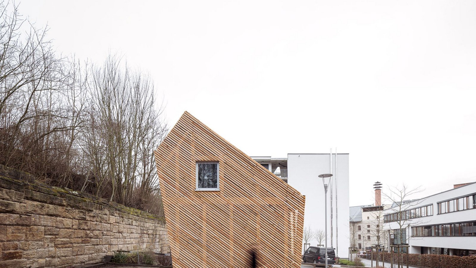 Tiny House als Forschungsobjekt – geplant und entworfen von Studierenden der Hochschule Coburg – geht an den Start. In Stuttgart sollen 2023 „mobile Wohnmodule“ auf dem Gelände der Dualen Hochschule mitten in der Stadt entstehen, die werden auch von Studierenden bewohnt, ihr Lebensalltag wird dann Teil der Forschung sein. Weitere Bilder von dem Mikrohaus in der Bildergalerie.Foto: Hochschule Coburg Tiny House als Forschungsobjekt – geplant und entworfen von Studierenden der Hochschule Coburg – geht an den Start. In Stuttgart sollen 2023 „mobile Wohnmodule“ auf dem Gelände der Dualen Hochschule mitten in der Stadt entstehen, die werden auch von Studierenden bewohnt, ihr Lebensalltag wird dann Teil der Forschung sein. Weitere Bilder von dem Mikrohaus in der Bildergalerie.Foto: Hochschule Coburg