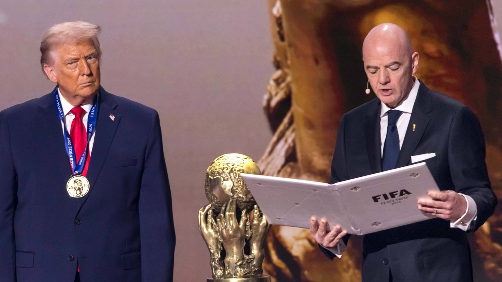 Im Dezember 2025 überreichte Fifa-Präsident Gianni Infantino (re.) den neu geschaffenen „Friedenspreis“ des Fußballverbands an US-Präsident Donald Trump.Foto: IMAGO/Brazil Photo Press