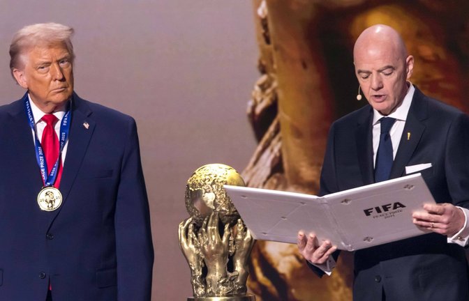 Im Dezember 2025 überreichte Fifa-Präsident Gianni Infantino (re.) den neu geschaffenen „Friedenspreis“ des Fußballverbands an US-Präsident Donald Trump.<span class='image-autor'>Foto: IMAGO/Brazil Photo Press</span>