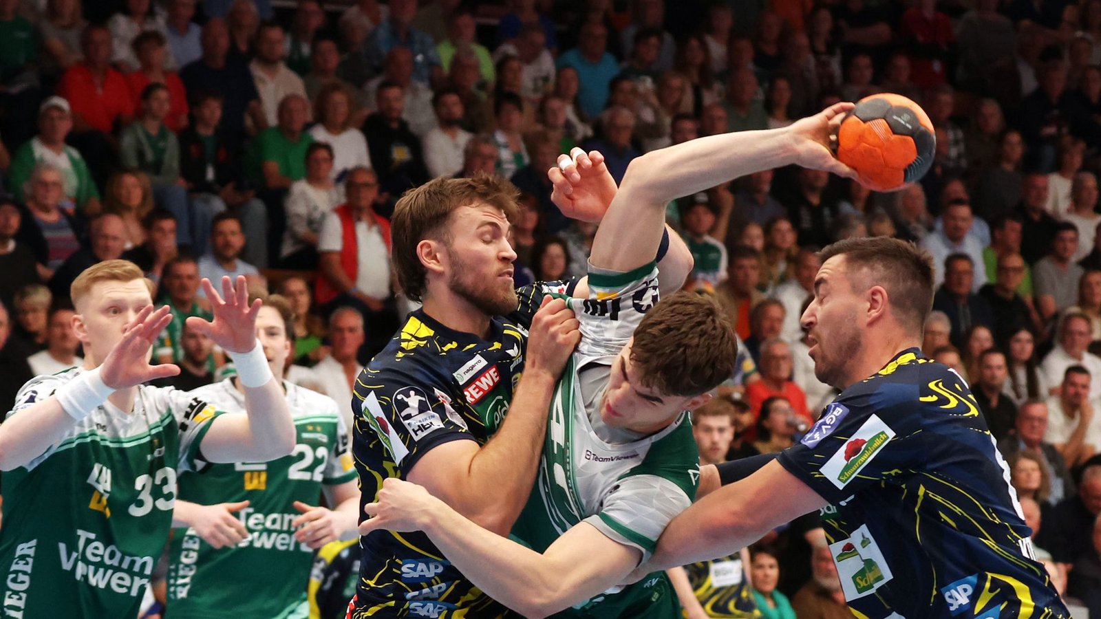 Elias Newel versucht sich durchzutanken.Foto: Baumann/Alexander Keppler