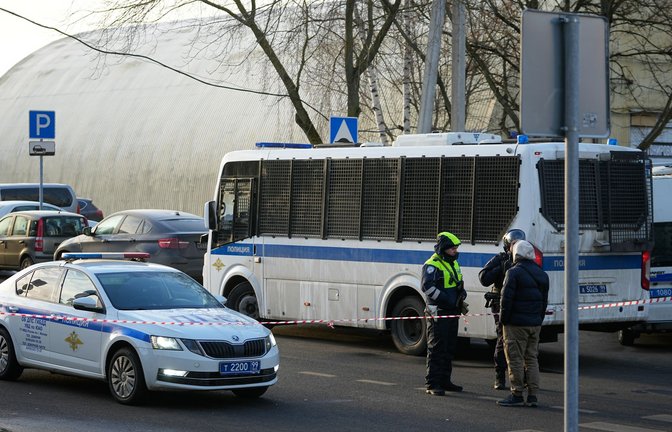 In Moskau sind nach russischen Angaben zwei Verkehrspolizisten sowie der mutmaßliche Täter bei einer Explosion ums Leben gekommen.<span class='image-autor'>Foto: Pavel Bednyakov/AP/dpa/Pavel Bednyakov</span>
