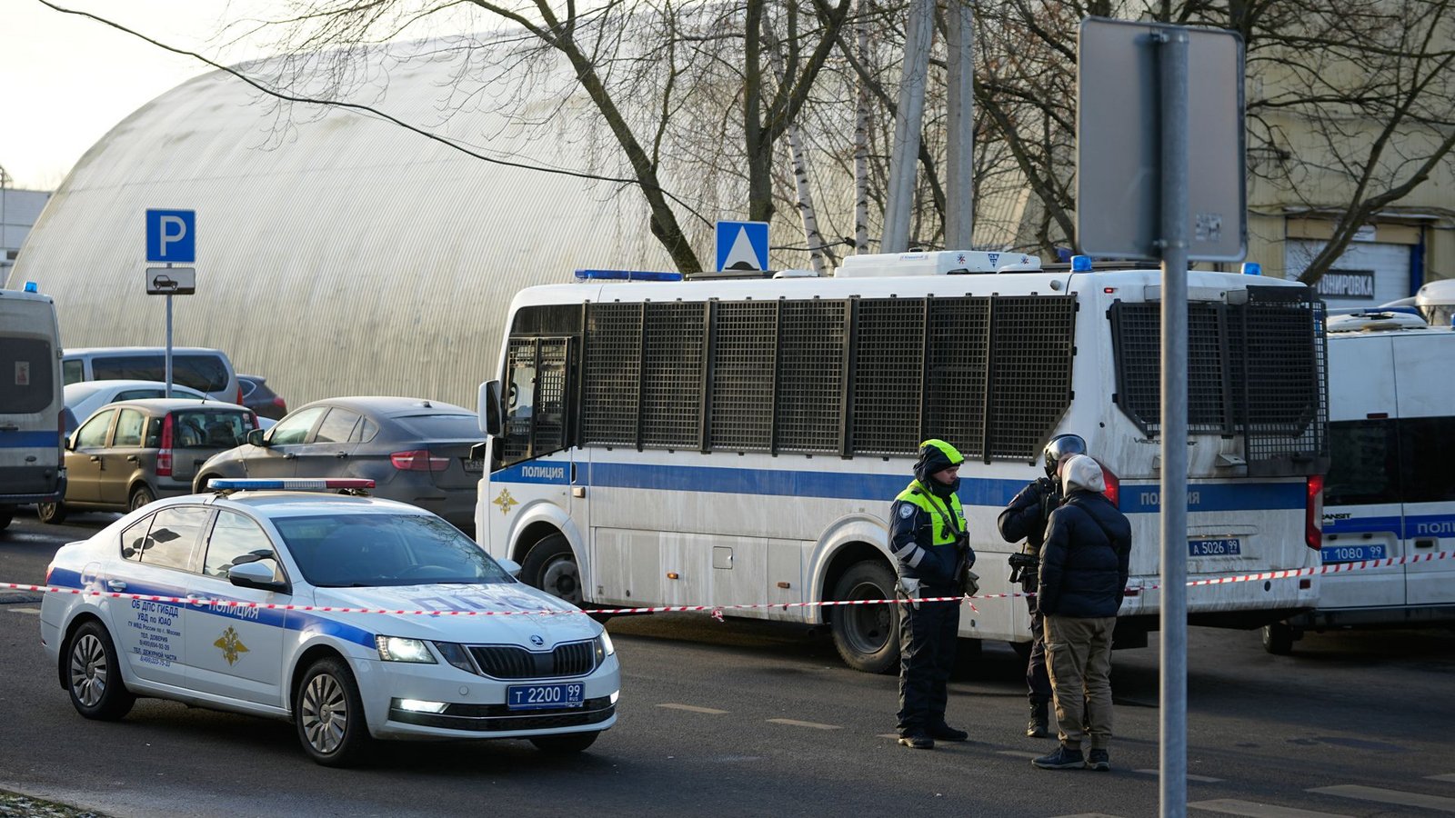 In Moskau sind nach russischen Angaben zwei Verkehrspolizisten sowie der mutmaßliche Täter bei einer Explosion ums Leben gekommen.Foto: Pavel Bednyakov/AP/dpa/Pavel Bednyakov In Moskau sind nach russischen Angaben zwei Verkehrspolizisten sowie der mutmaßliche Täter bei einer Explosion ums Leben gekommen.Foto: Pavel Bednyakov/AP/dpa/Pavel Bednyakov