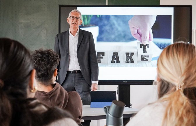 Joachim Dorfs, Chefredakteur der Stuttgarter Zeitung und Stuttgarter Nachrichten, im Gespräch mit Jugendlichen einer Stuttgarter Schule bei den Schülermedientagen 2025.<span class='image-autor'>Foto: Ferdinando Iannone</span>