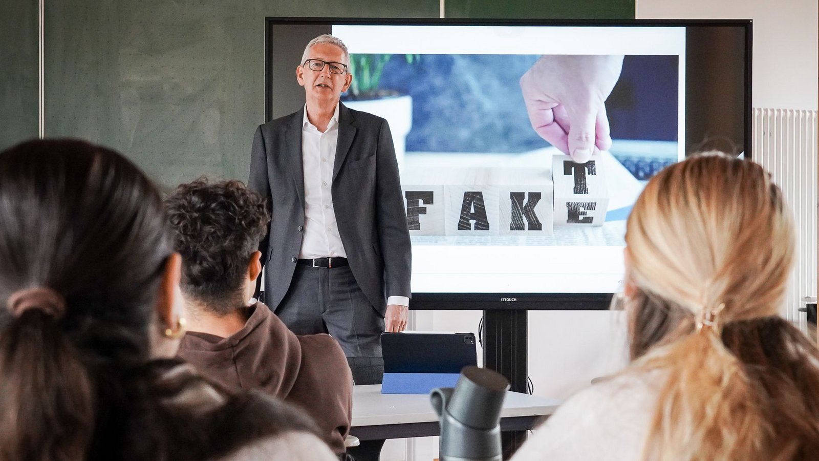 Joachim Dorfs, Chefredakteur der Stuttgarter Zeitung und Stuttgarter Nachrichten, im Gespräch mit Jugendlichen einer Stuttgarter Schule bei den Schülermedientagen 2025.Foto: Ferdinando Iannone
