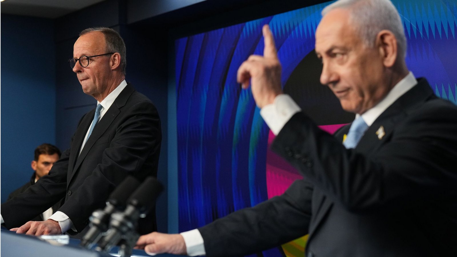 Bundeskanzler Friedrich Merz nimmt neben Israels Ministerpräsidenten Benjamin Netanjahu an einer Pressekonferenz teil.Foto: Ariel Schalit/Pool AP/AP/dpa Bundeskanzler Friedrich Merz nimmt neben Israels Ministerpräsidenten Benjamin Netanjahu an einer Pressekonferenz teil.Foto: Ariel Schalit/Pool AP/AP/dpa