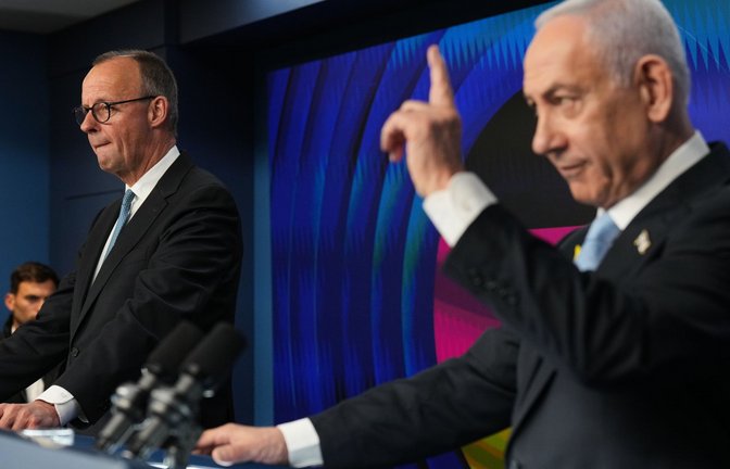Bundeskanzler Friedrich Merz  nimmt neben Israels Ministerpräsidenten Benjamin Netanjahu an einer  Pressekonferenz teil.<span class='image-autor'>Foto: Ariel Schalit/Pool AP/AP/dpa</span>