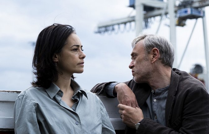 Derya (Özgü Namal) und Aziz (Tansu Biçer, re.) in „Gelbe Briefe“<span class='image-autor'>Foto: &nbsp;</span>