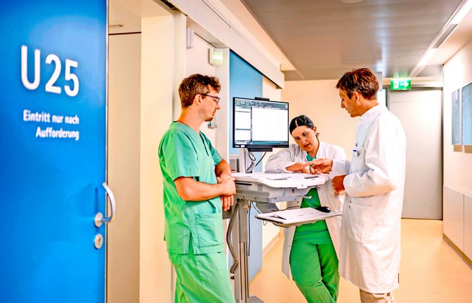 Im digitalisierten Krankenhaus können Ärzte von überall auf wichtige Patientendaten zugreifen. Unser Bild zeigt einen digitalen Visitenwagen im Diakonie-Klinikum.<span class='image-autor'>Foto: Lichtgut</span>