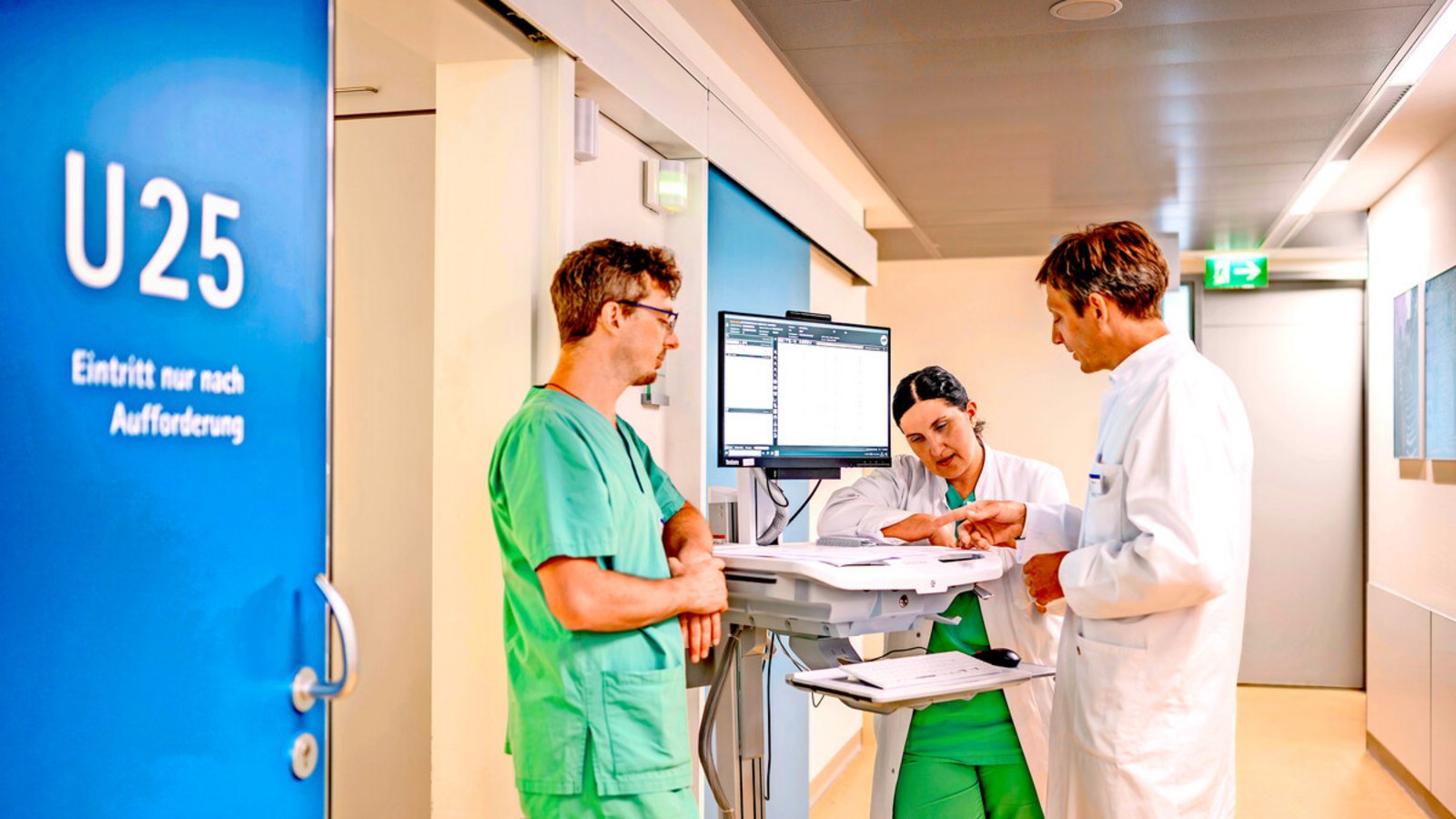 Im digitalisierten Krankenhaus können Ärzte von überall auf wichtige Patientendaten zugreifen. Unser Bild zeigt einen digitalen Visitenwagen im Diakonie-Klinikum.Foto: Lichtgut Im digitalisierten Krankenhaus können Ärzte von überall auf wichtige Patientendaten zugreifen. Unser Bild zeigt einen digitalen Visitenwagen im Diakonie-Klinikum.Foto: Lichtgut