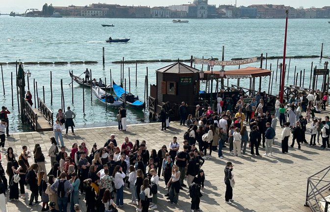 Eine Gruppe von Touristen vor dem Dogenpalast im Zentrum von Venedig.<span class='image-autor'>Foto: Christoph Sator/dpa</span>