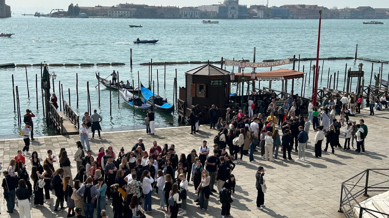 Eine Gruppe von Touristen vor dem Dogenpalast im Zentrum von Venedig.Foto: Christoph Sator/dpa