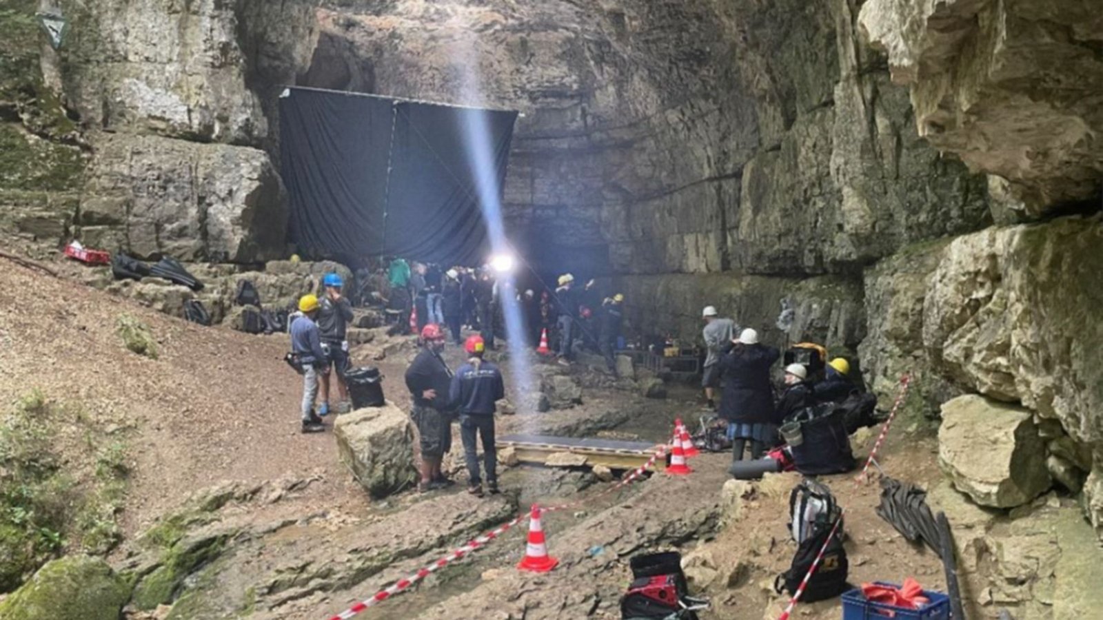 Die Crew des Kinospielfilms „Touched“ zog es für die Dreharbeiten zur Falkensteiner Höhle zwischen Grabenstetten und Bad Urach.Foto: Jörg Siepmann Die Crew des Kinospielfilms „Touched“ zog es für die Dreharbeiten zur Falkensteiner Höhle zwischen Grabenstetten und Bad Urach.Foto: Jörg Siepmann