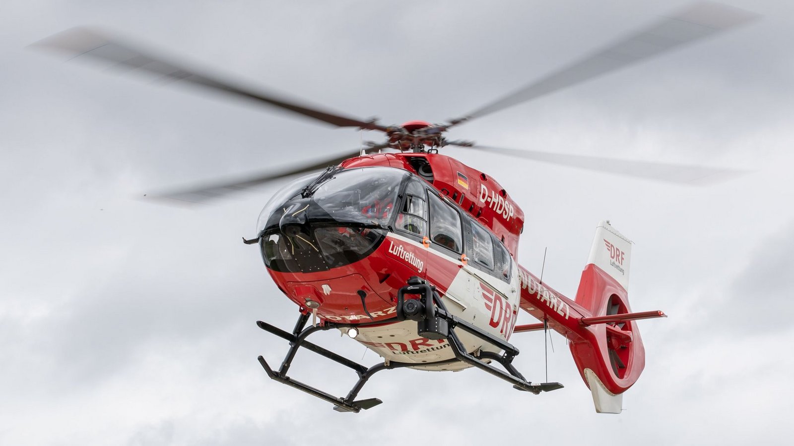 Der 19-Jährige wurde mit einem Rettungshubschrauber in eine Klinik geflogen. (Symbolbild)Foto: dpa/Daniel Karmann Der 19-Jährige wurde mit einem Rettungshubschrauber in eine Klinik geflogen. (Symbolbild)Foto: dpa/Daniel Karmann
