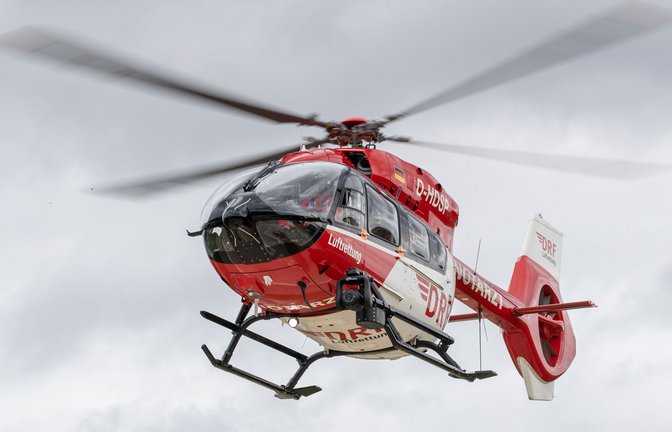 Der 19-Jährige wurde mit einem Rettungshubschrauber in eine Klinik geflogen. (Symbolbild)<span class='image-autor'>Foto: dpa/Daniel Karmann</span>
