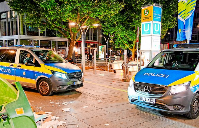 Polizei am Tatort in der Stuttgarter Innenstadt auf der oberen Königstraße, wo Khalil H. am frühen Abend des 30. Juli drei Männer niedergestochen haben soll.<span class='image-autor'>Foto: /7aktuell</span>