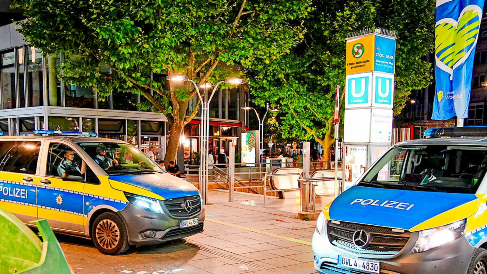 Polizei am Tatort in der Stuttgarter Innenstadt auf der oberen Königstraße, wo Khalil H. am frühen Abend des 30. Juli drei Männer niedergestochen haben soll.Foto: /7aktuell Polizei am Tatort in der Stuttgarter Innenstadt auf der oberen Königstraße, wo Khalil H. am frühen Abend des 30. Juli drei Männer niedergestochen haben soll.Foto: /7aktuell
