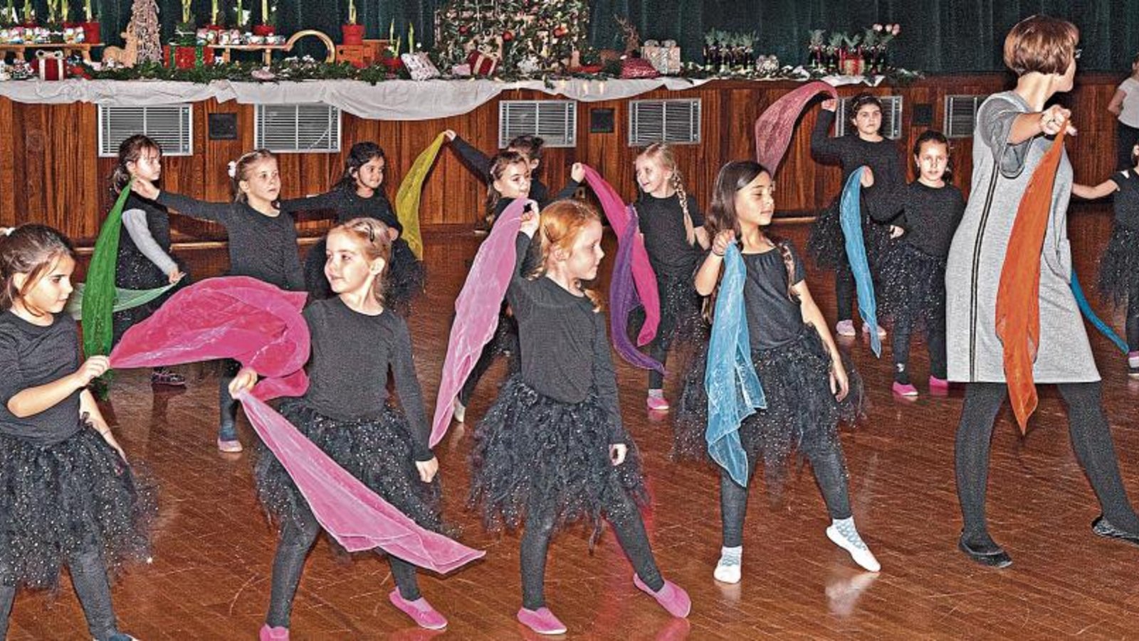 Die Kindergruppe bei ihrem Auftritt in der Illinger Stromberghalle. Foto: p Die Kindergruppe bei ihrem Auftritt in der Illinger Stromberghalle. Foto: p