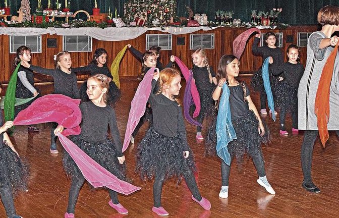 Die Kindergruppe bei ihrem Auftritt in der Illinger Stromberghalle.  Foto: p