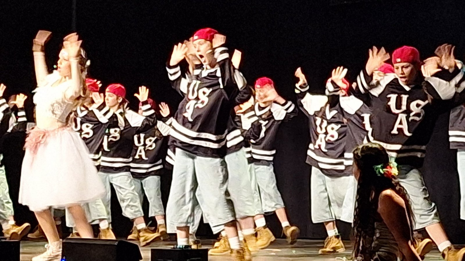 Verschiedenen Formationen präsentieren auf der Bühne ihre Choreografien – und die Begeisterung springt auf das Publikum über. Fotos: Banholzer Verschiedenen Formationen präsentieren auf der Bühne ihre Choreografien – und die Begeisterung springt auf das Publikum über. Fotos: Banholzer