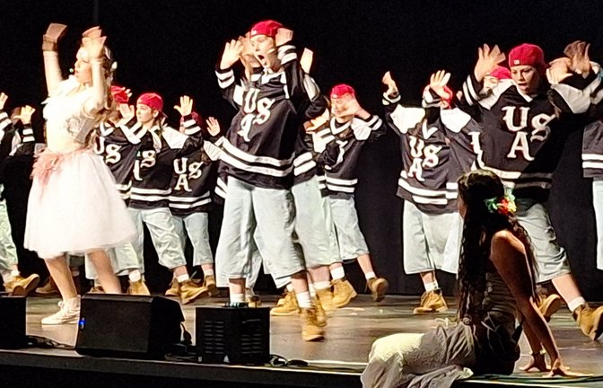 Verschiedenen Formationen präsentieren auf der Bühne ihre Choreografien – und die Begeisterung springt auf das Publikum über.  <span class='image-autor'>Fotos: Banholzer</span>
