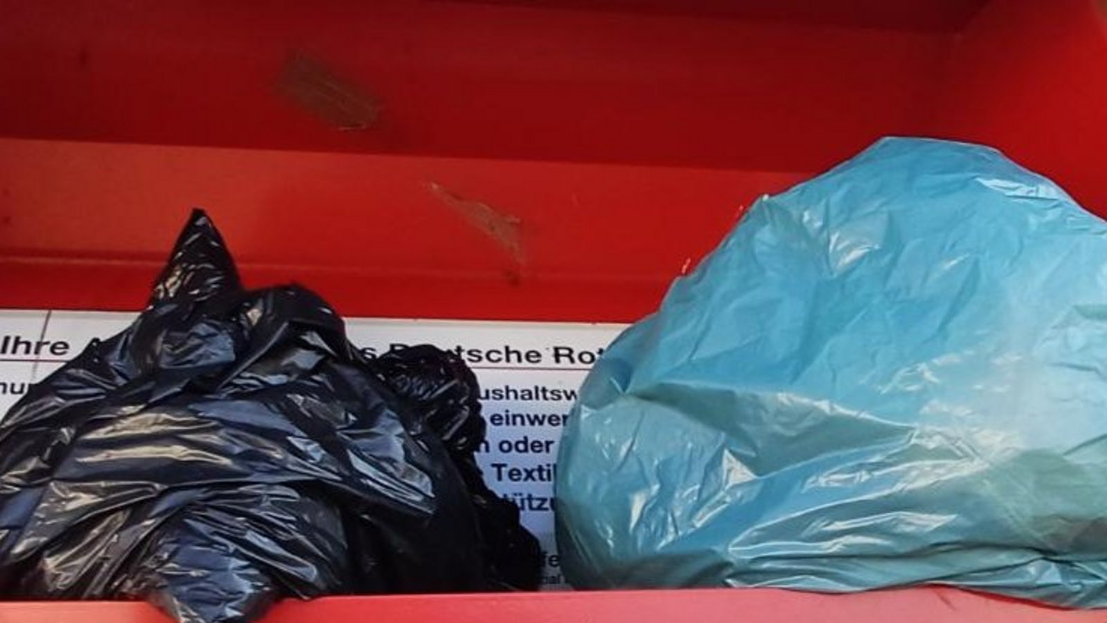 Viele Altkleidercontainer quellen über oder sind abgebaut.  Archivfoto: VKZ/Rücker