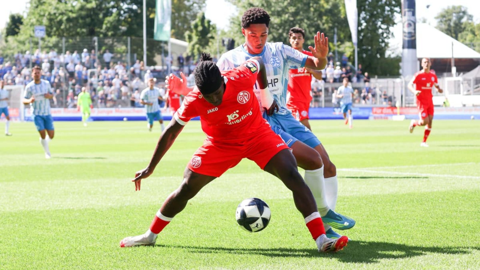 David Udogu (re.) gegen den Mainzer Andre Kenete Gitau – der Kickers-Spieler hatte wie das gesamte Team schon bessere Tage als gegen den FSV und will nun wieder zurück in die Erfolgsspur.Baumann/Alexander Keppler David Udogu (re.) gegen den Mainzer Andre Kenete Gitau – der Kickers-Spieler hatte wie das gesamte Team schon bessere Tage als gegen den FSV und will nun wieder zurück in die Erfolgsspur.Baumann/Alexander Keppler