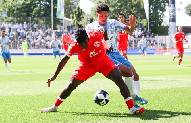 David Udogu (re.) gegen den Mainzer Andre Kenete Gitau&nbsp;– der Kickers-Spieler hatte wie das gesamte Team schon bessere Tage als gegen den FSV und will nun wieder zurück in die Erfolgsspur.<span class='image-autor'>Baumann/Alexander Keppler</span>