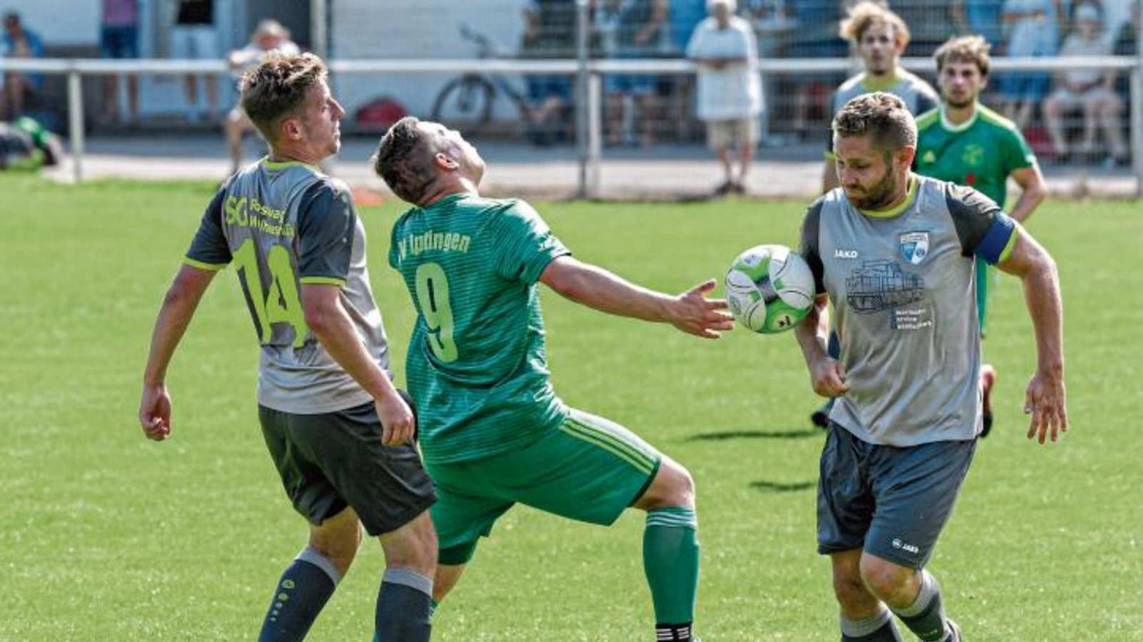 Marcus Deffner (links) und Manuel Klempin (rechts) luchsen hier Marcel Gerschwitz den Ball ab. Doch derlei Aktionen blieben bei der 1:5-Niederlage der SGM gegen Iptingen selten. Foto: Leitner