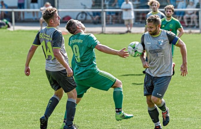 Marcus Deffner (links) und Manuel Klempin (rechts) luchsen hier Marcel Gerschwitz den Ball ab. Doch derlei Aktionen blieben bei der 1:5-Niederlage der SGM gegen Iptingen selten. Foto: Leitner
