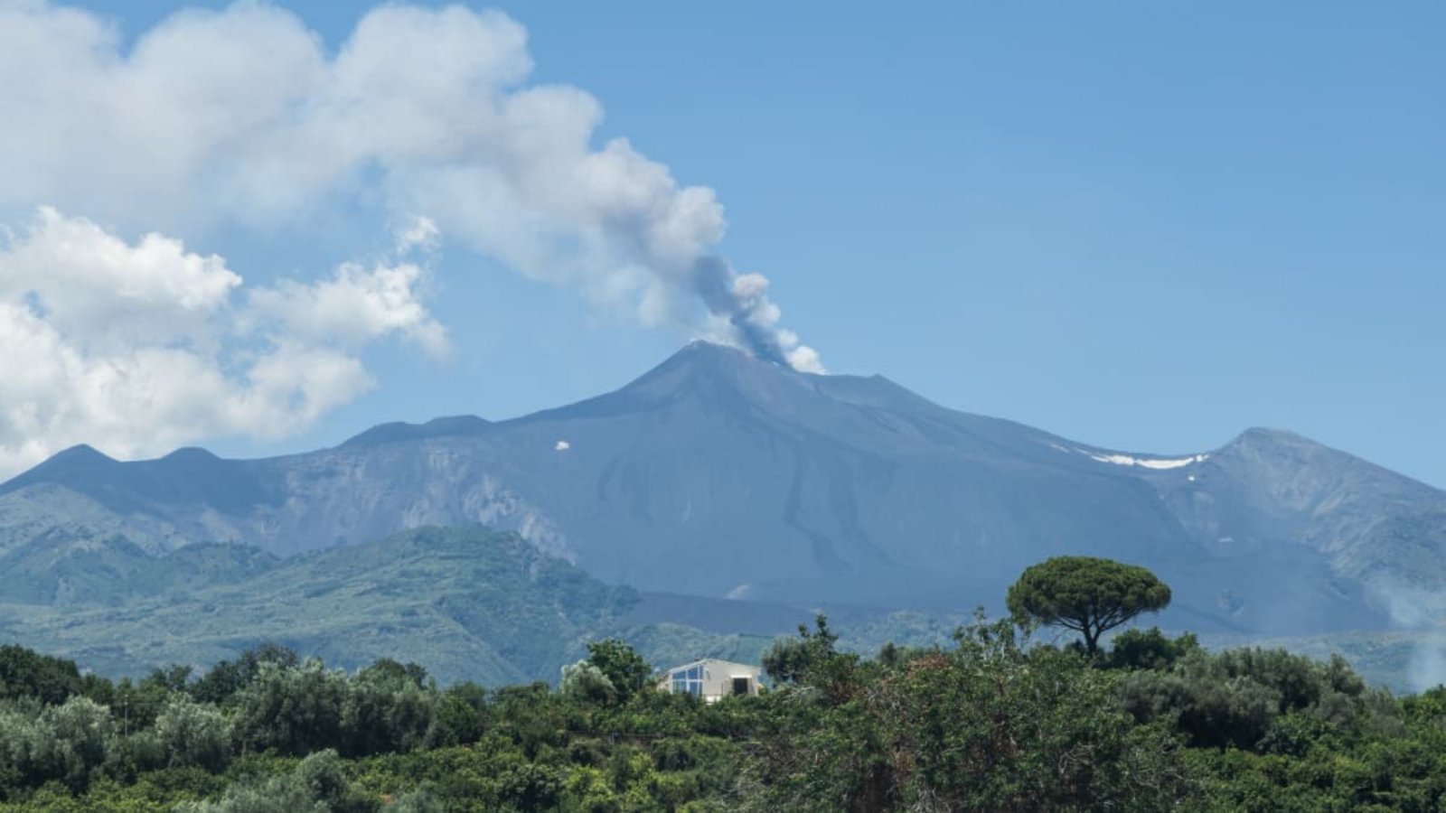 Wegen des jüngsten Ausbruchs des Vulkans sitzen auf der italienischen Mittelmeerinsel mehrere Tausend Urlauber fest.Francesco Enriquez/IPA via ZUMA Press/dpa Wegen des jüngsten Ausbruchs des Vulkans sitzen auf der italienischen Mittelmeerinsel mehrere Tausend Urlauber fest.Francesco Enriquez/IPA via ZUMA Press/dpa