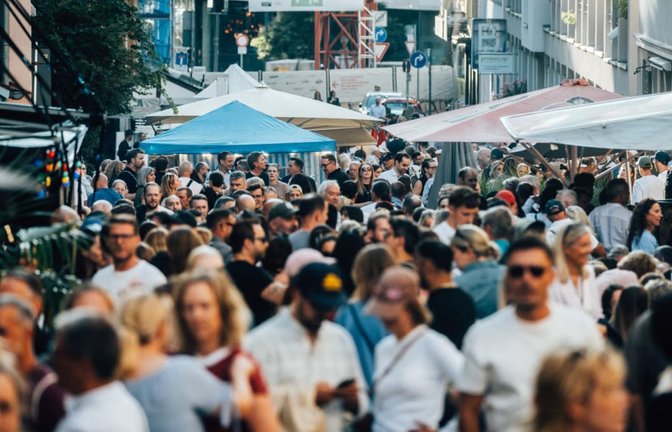 Stuttgart feiert weiter: Auch über das Bohnenviertelfest schlendern zahlreiche Besucherinnen und Besucher.<span class='image-autor'>Christoph Schmidt</span>
