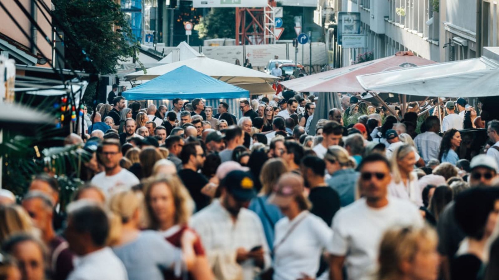 Stuttgart feiert weiter: Auch über das Bohnenviertelfest schlendern zahlreiche Besucherinnen und Besucher.Christoph Schmidt Stuttgart feiert weiter: Auch über das Bohnenviertelfest schlendern zahlreiche Besucherinnen und Besucher.Christoph Schmidt