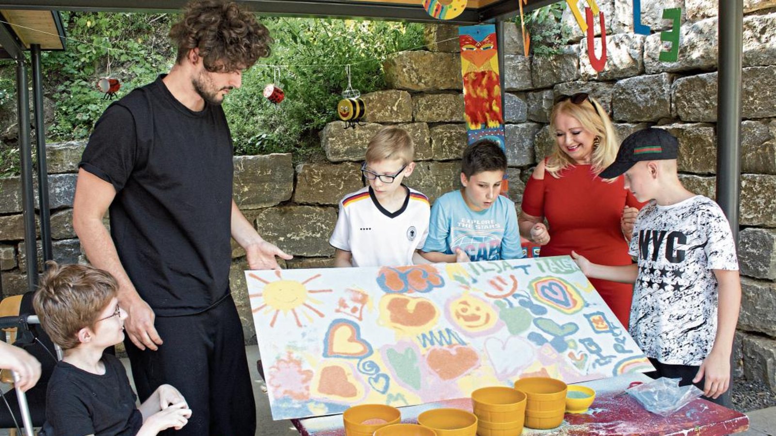 Der Künstler Tim Bengel und Maria Prinzessin von Sachsen-Altenburg beim kreativen Nachmittag mit den Kindern in Maulbronn. Foto: Friedrich Der Künstler Tim Bengel und Maria Prinzessin von Sachsen-Altenburg beim kreativen Nachmittag mit den Kindern in Maulbronn. Foto: Friedrich