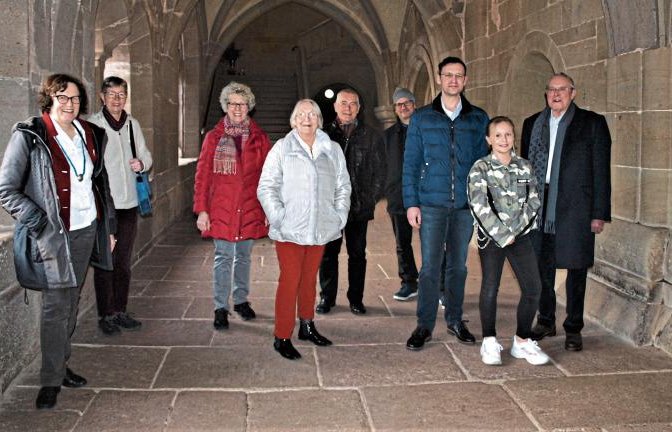 Kantor Thorsten Hülsemann (Dritter von rechts) und Organistin Erika Budday (links) mussten den Konzertbesuchern die schlechte Nachricht überbringen.  Foto: Filitz