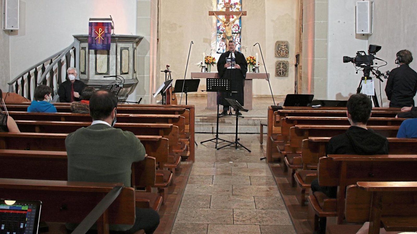 Der Gottesdienst gestern in der Johanneskirche in Sersheim ist von den ERF-Medien aufgezeichnet worden. Die Predigt hielt Johannes Rau. Fotos: Bögel Der Gottesdienst gestern in der Johanneskirche in Sersheim ist von den ERF-Medien aufgezeichnet worden. Die Predigt hielt Johannes Rau. Fotos: Bögel