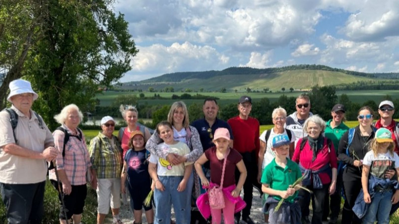 Beeindruckt von schönen Ausblicken: die Wanderer oberhalb der Seen im Schlankentäle. Foto: p